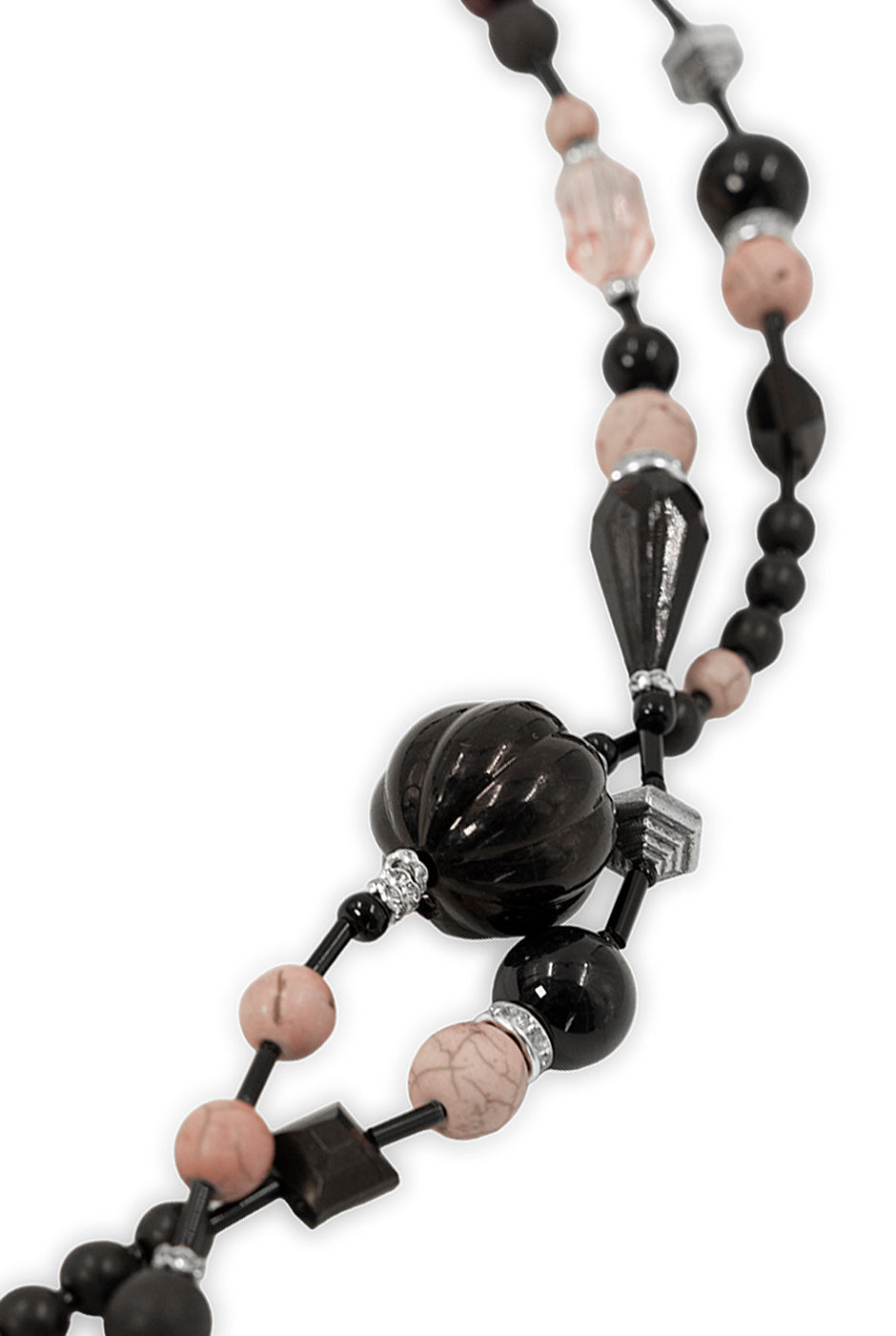 Collar largo con cuentas negras y rosadas de estilo bohemio