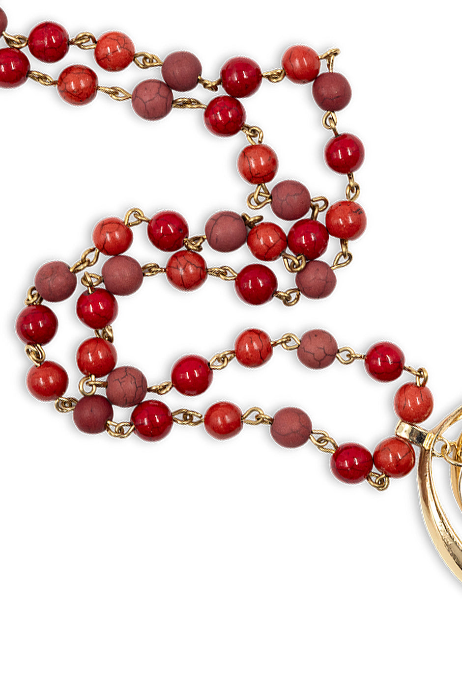 Collar largo rojo con abalorios y aros dorados colgantes