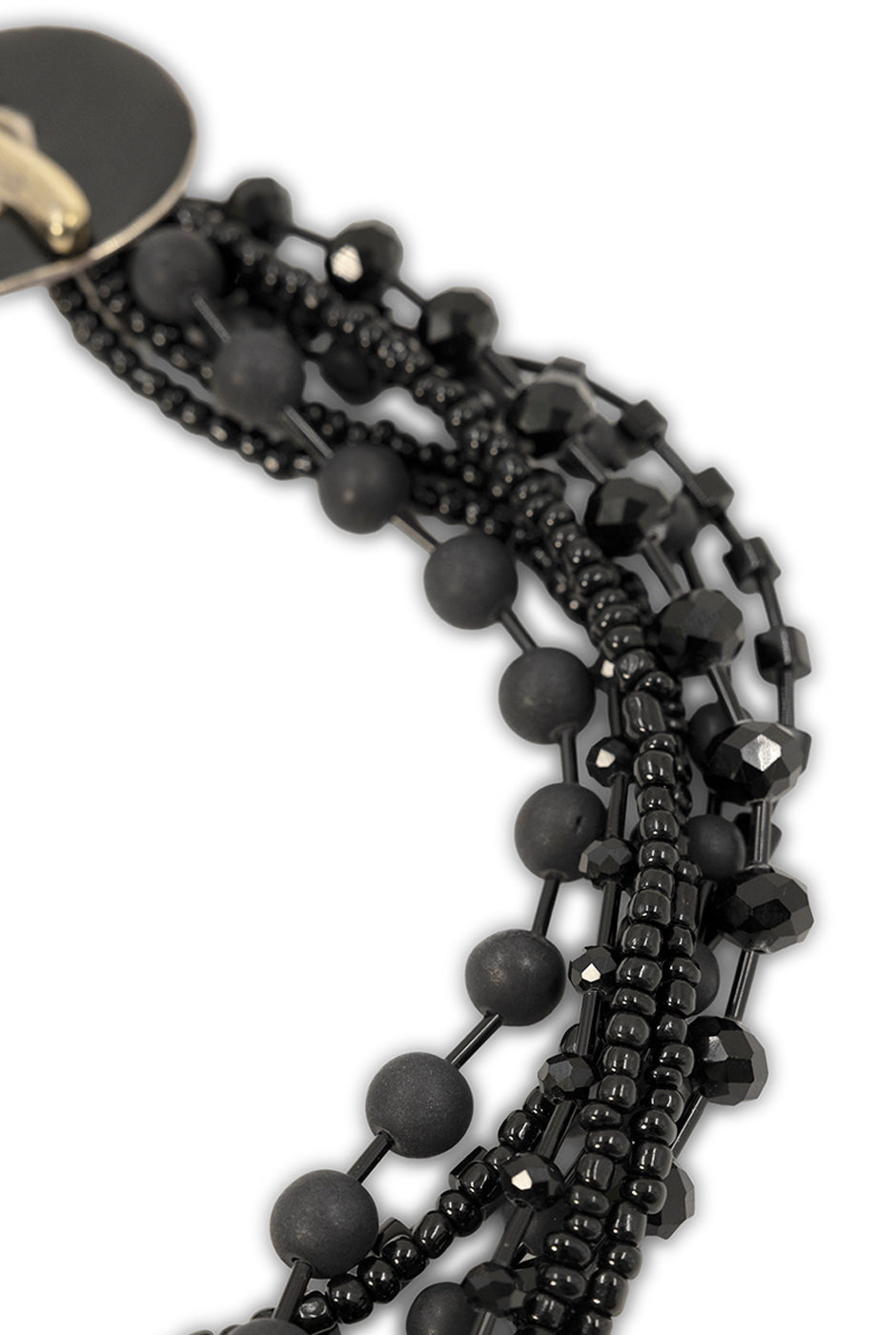 Collar MultiCapas elegante con cuentas negras y broche dorado.