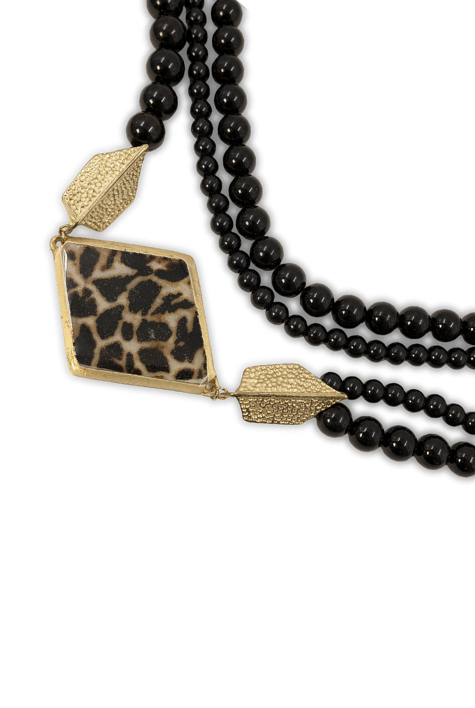 Collar elegante de abalorios negros con colgante de estampado animal