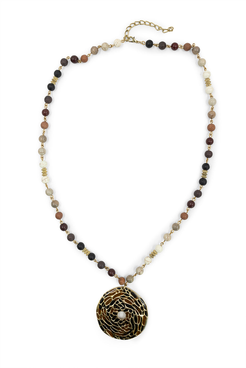 Collar de abalorios multicolor con medallón dorado y resina