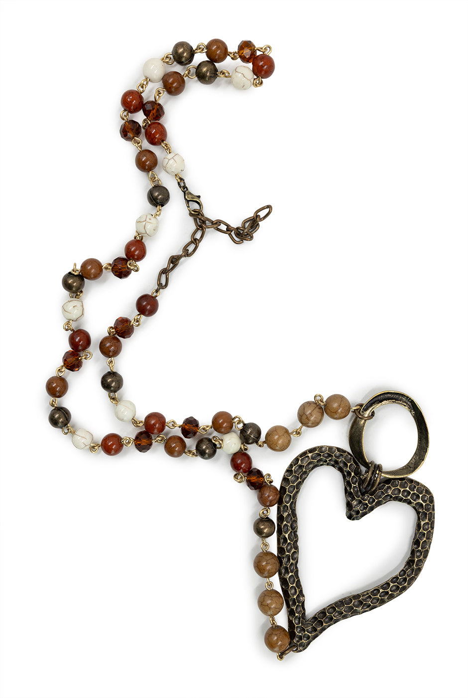 Collar largo con cuentas multicolor y dije de corazón metálico