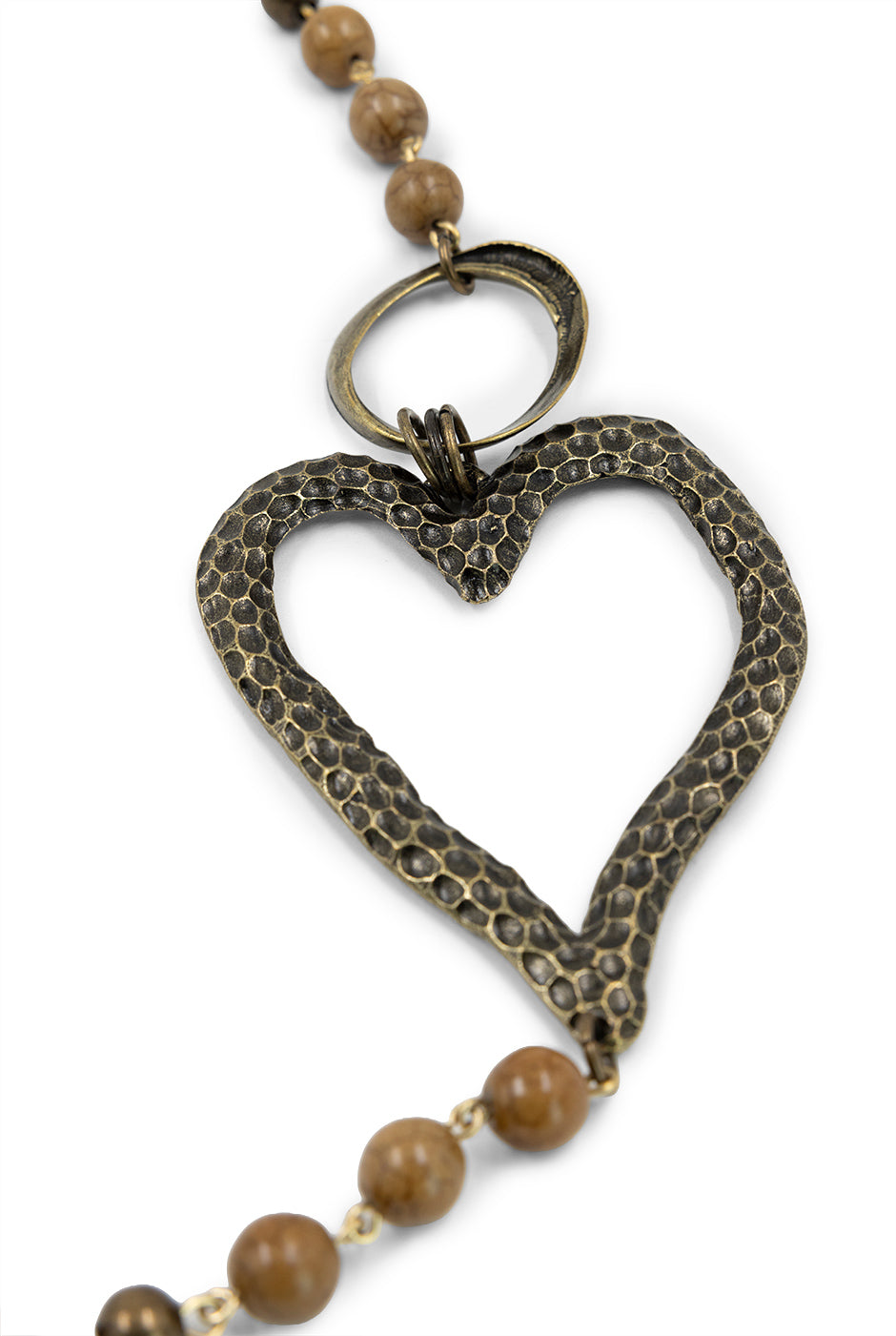 Collar largo con cuentas multicolor y dije de corazón metálico