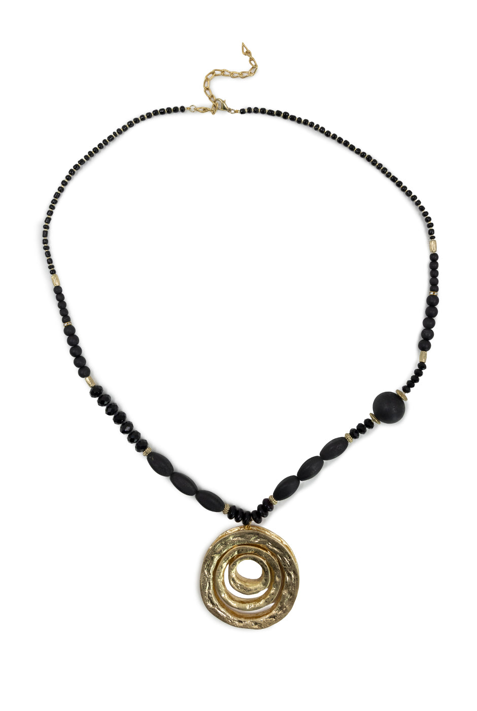 Collar negro con colgante dorado y cuentas negras