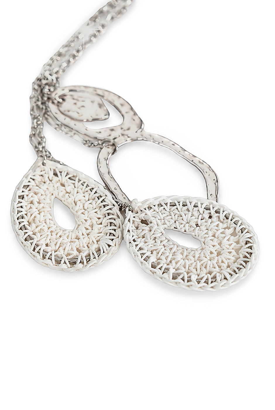 Collar tejido crochet blanco con colgantes metálicos