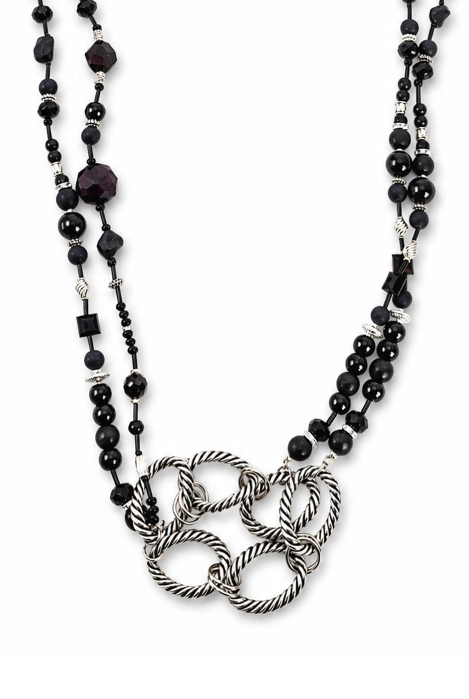 Collar largo de capas con cuentas negras y eslabones metálicos.
