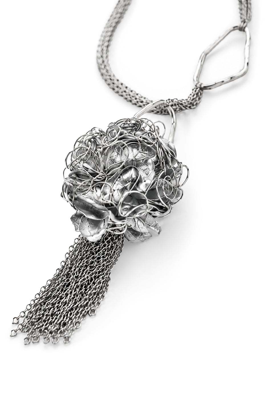 Collar plateado con flor de mesh y cadenas colgantes