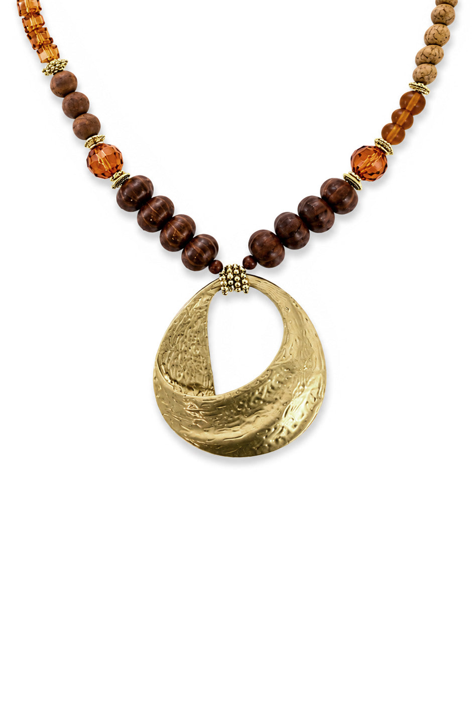 Collar Golden Charm con cuentas y dije metálico dorado
