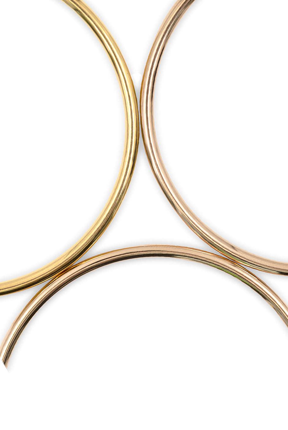 Juego de brazaletes lisos dorados elegantes