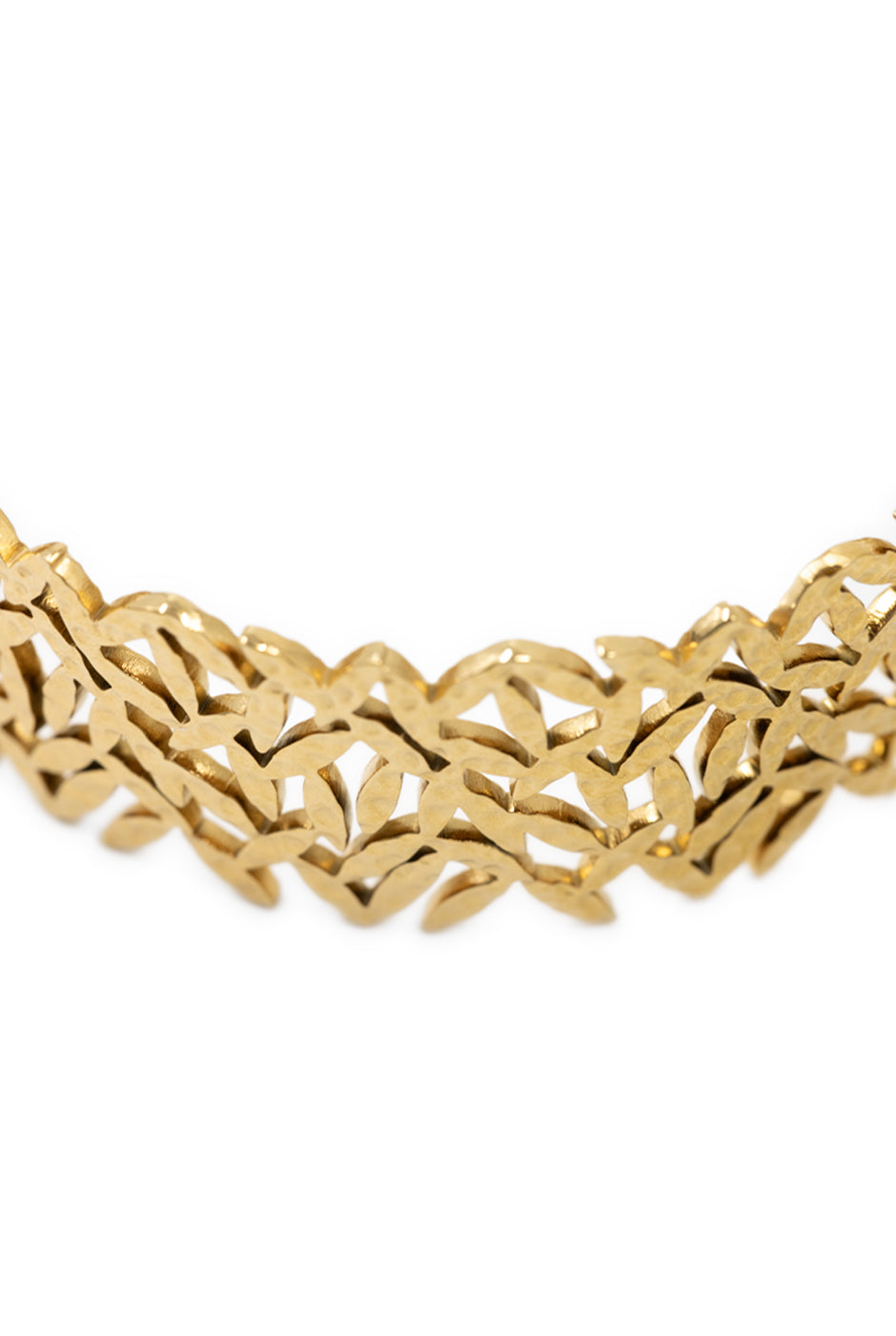 Brazalete dorado ajustable con diseño calado