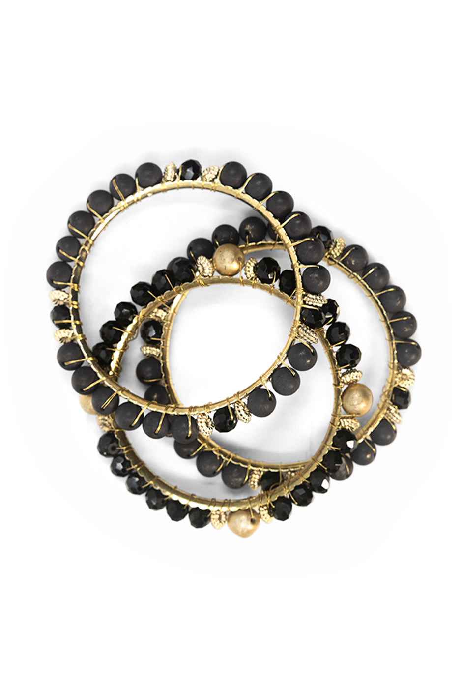 Set de tres pulseras negras y doradas con diseño en espiral.