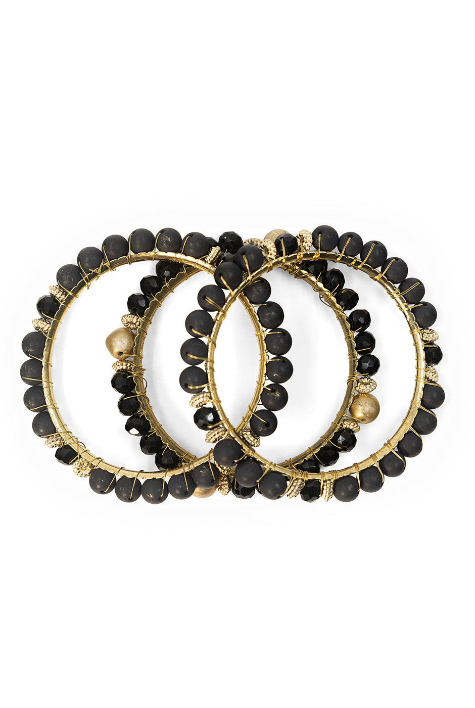 Set de tres pulseras negras y doradas con diseño en espiral.