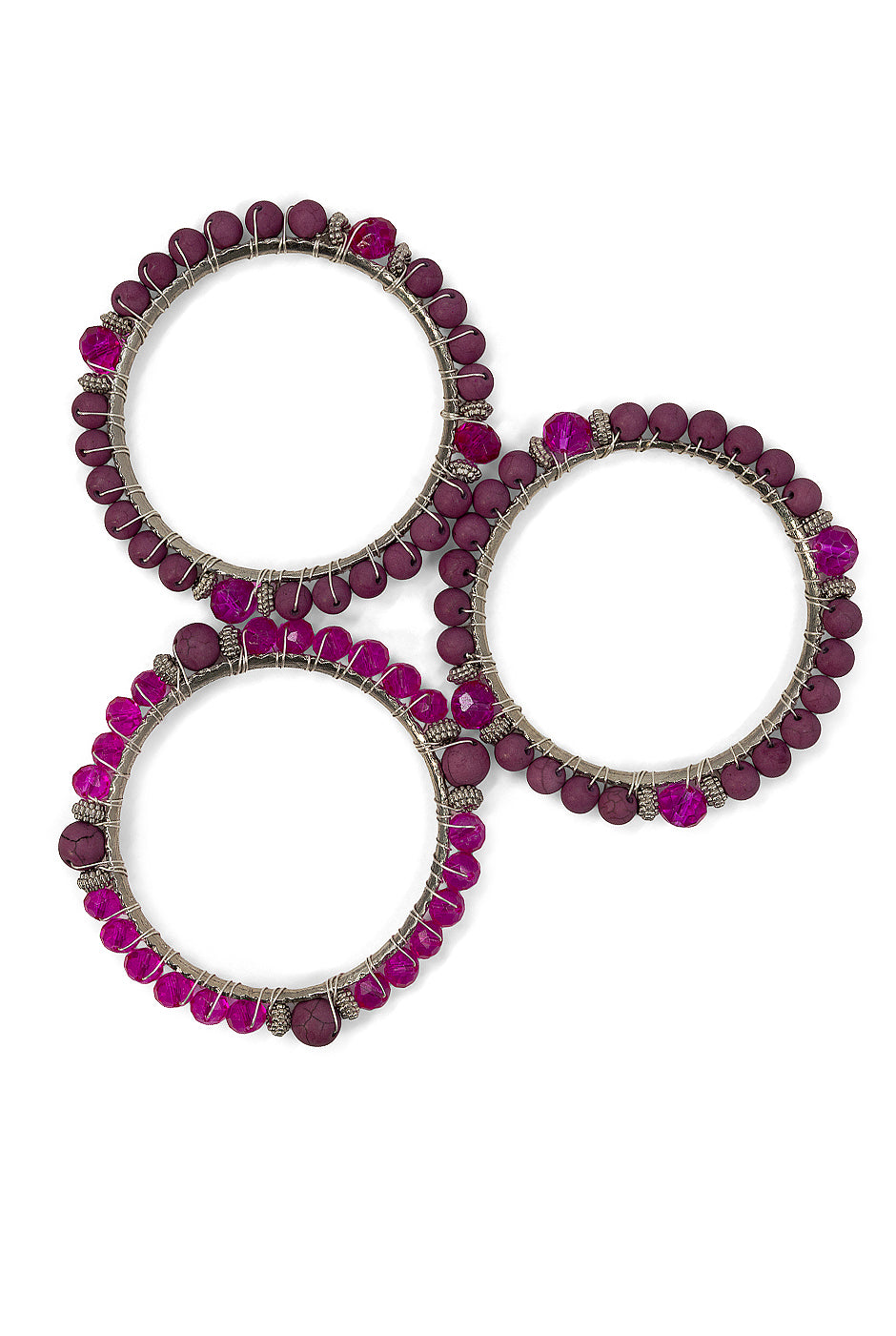 Set de tres pulseras con cuentas fucsia y metálicas