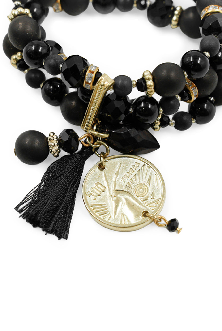Brazalete de cuentas doradas y negras con colgante dorado.