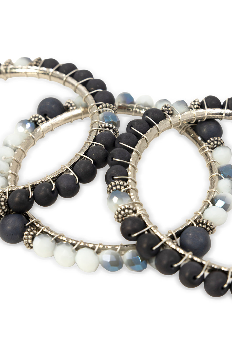 Set de tres pulseras azul Navy Grace con cuentas negras y blancas