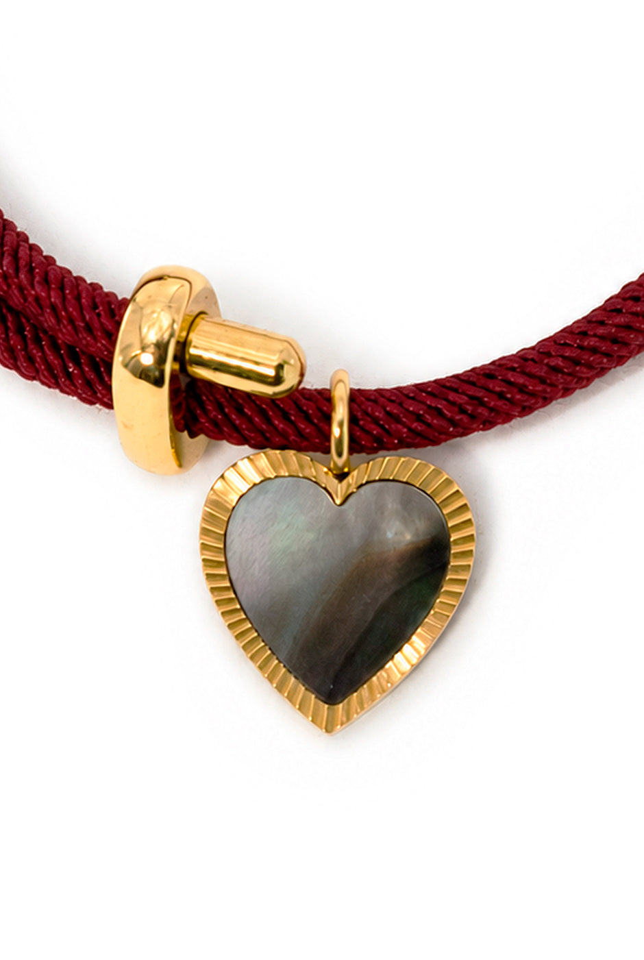 Brazalete de cordón vino con colgante de corazón y detalles metálicos
