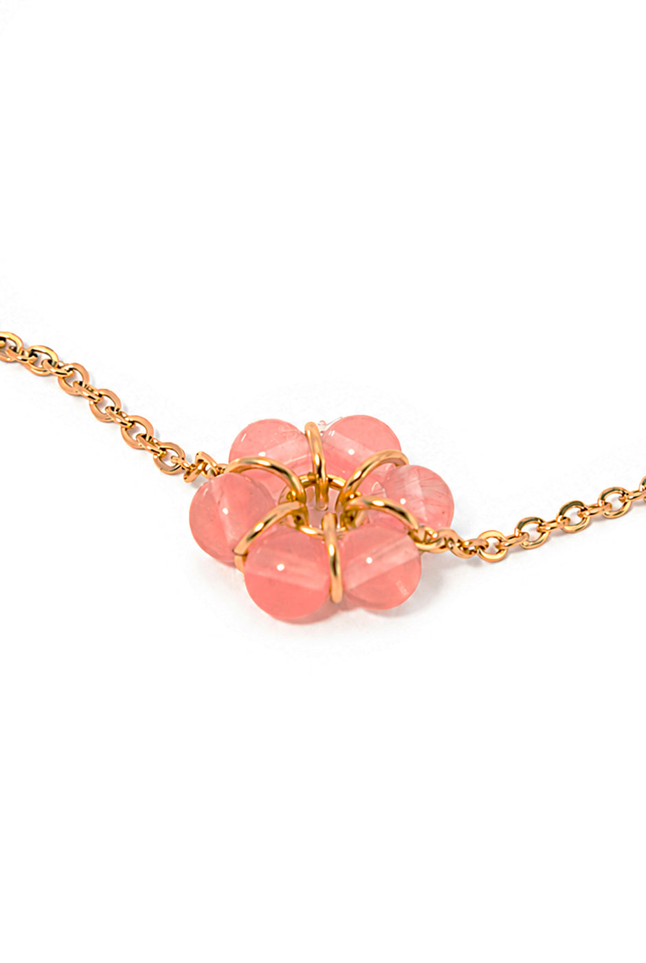 Pulsera dorada con flor de cuentas rosadas