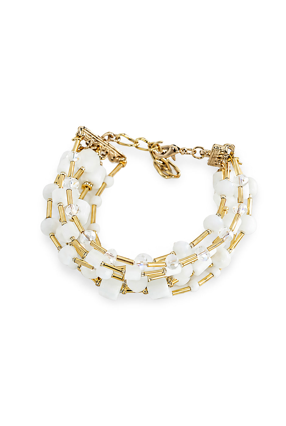 Pulsera de capas con cuentas blancas y doradas en diseño elegante.