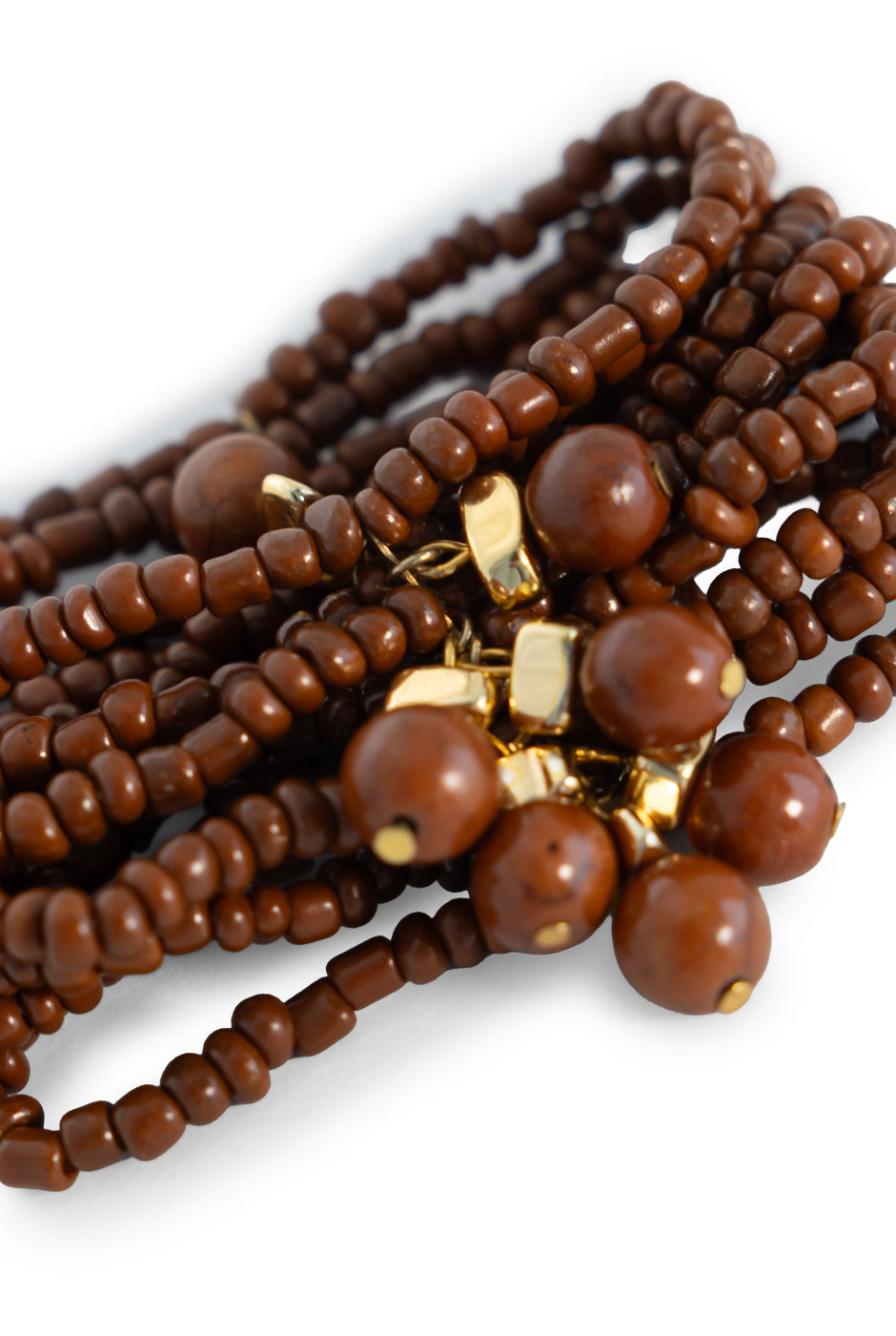 Pulsera de chaquira con cuentas marrones y detalles dorados