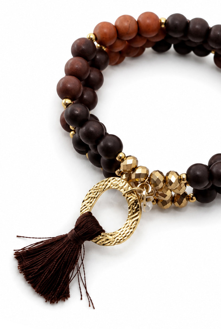 Pulsera café en capas con dije metálico y borla marrón
