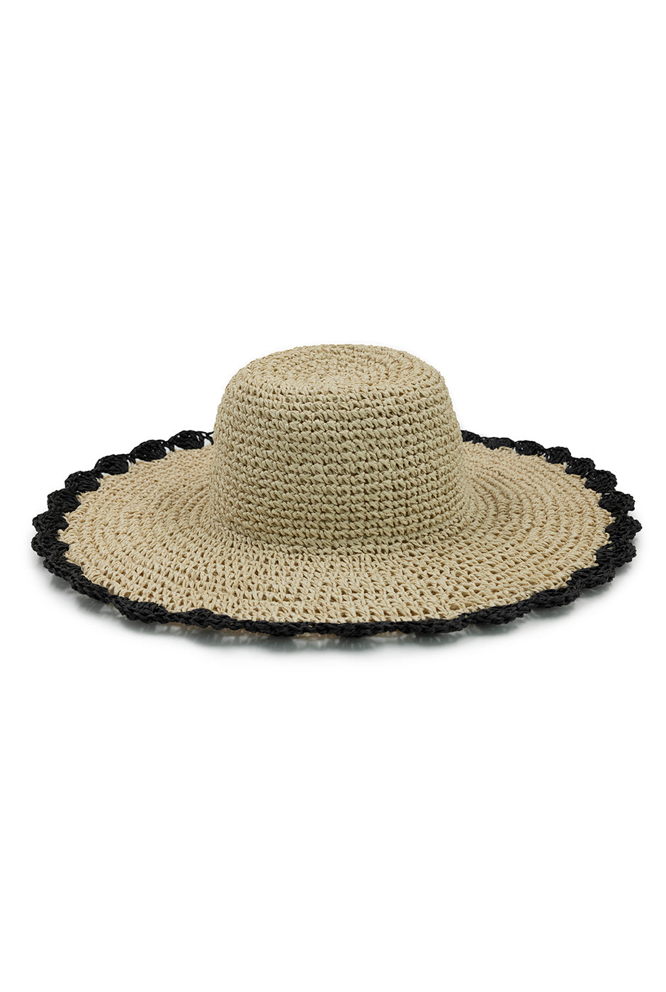 Sombrero de paja con borde negro en contraste