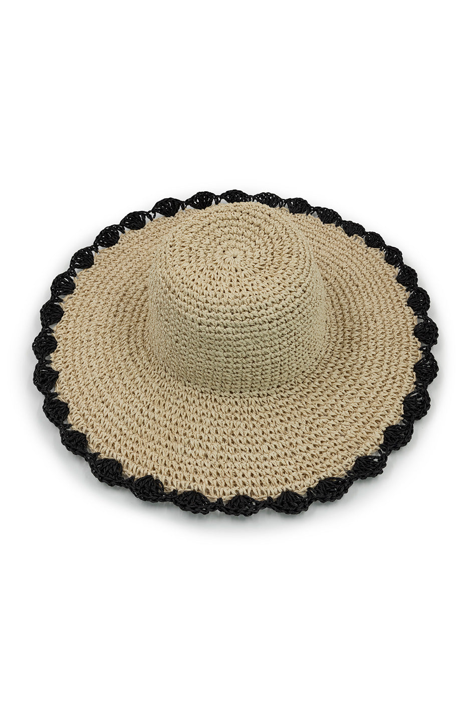 Sombrero de paja con borde negro en contraste