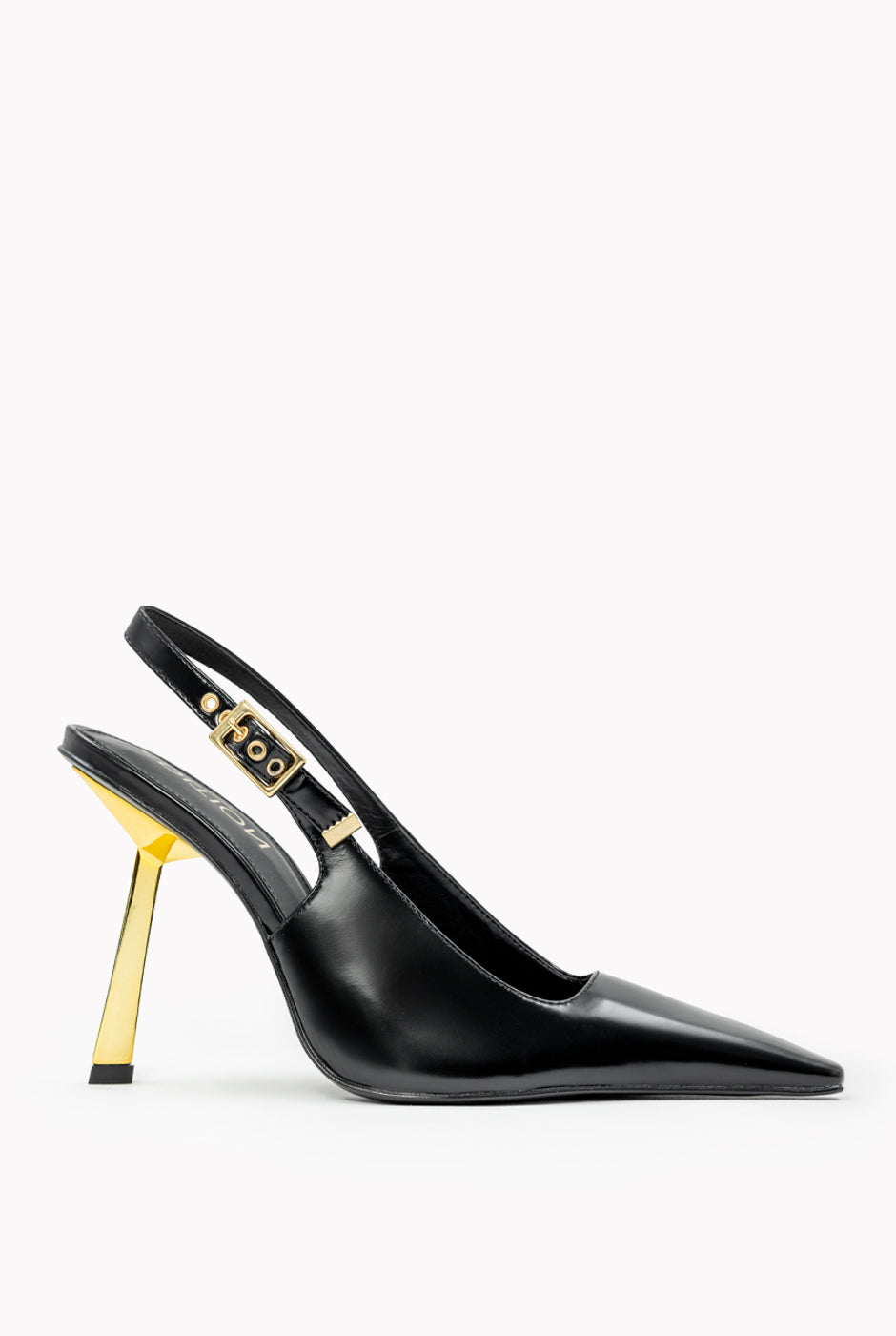 Zapatilla de cuero negro con tacón dorado y punta elegante