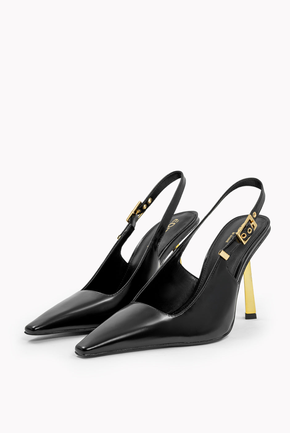 Zapatilla de cuero negro con tacón dorado y punta elegante
