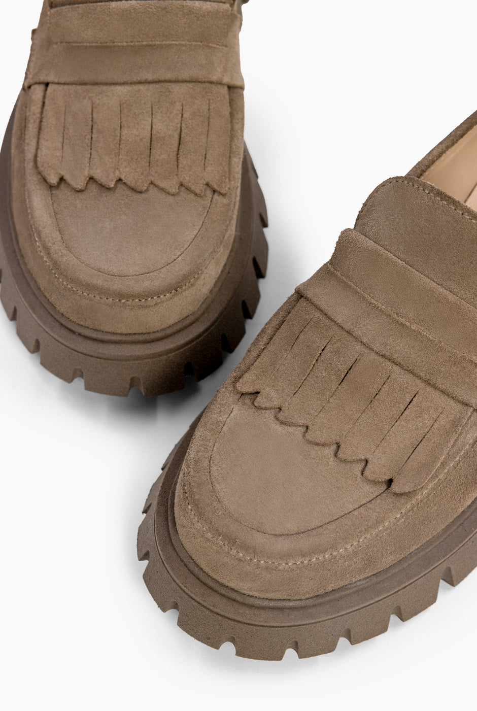 Mocasín de gamuza color topo con flecos y suela gruesa