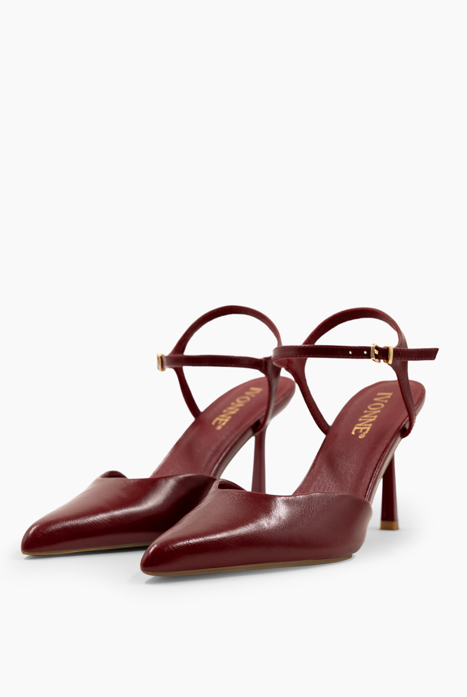 Zapatilla destalonada vino con tacón pirámide y correa de hebilla