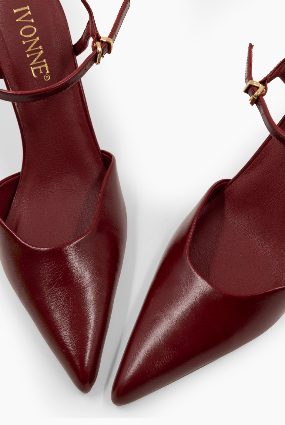 Zapatilla destalonada vino con tacón pirámide y correa de hebilla