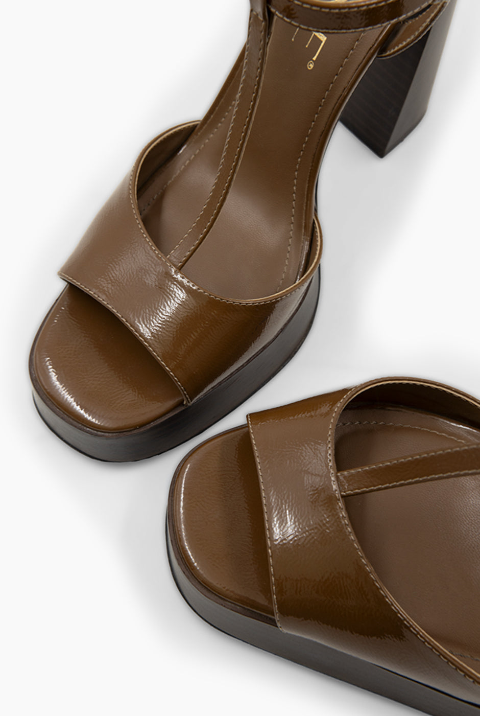 Sandalia charol café con hebilla dorada y tacón de 12 cms