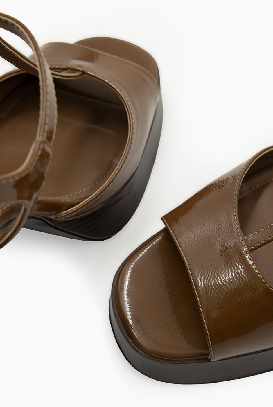 Sandalia charol café con hebilla dorada y tacón de 12 cms