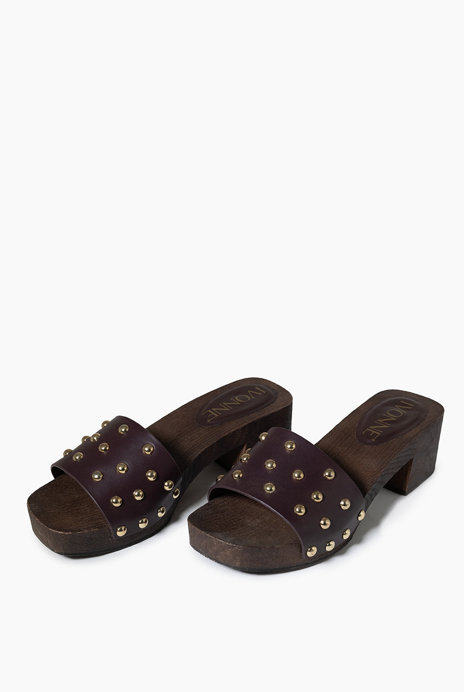 Sandalia de cuero con tacón de madera y tachuelas doradas