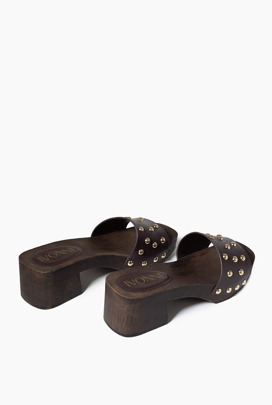 Sandalia de cuero con tacón de madera y tachuelas doradas