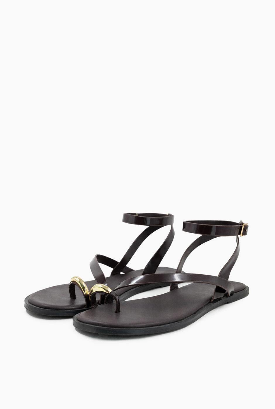 Sandalia Ring de cuero café con anillo metálico y ankle strap