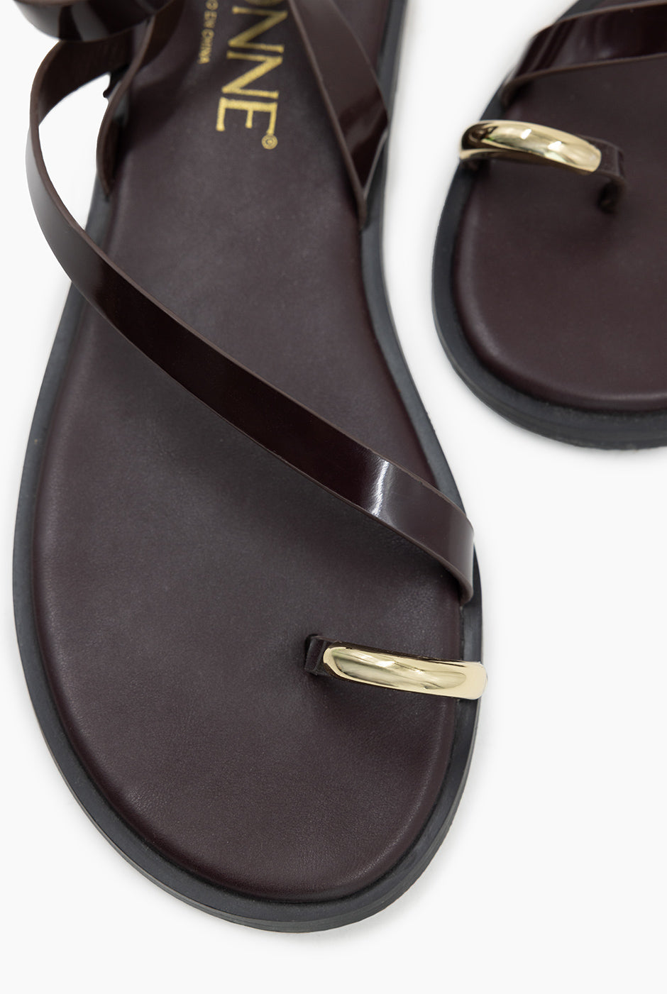 Sandalia Ring de cuero café con anillo metálico y ankle strap