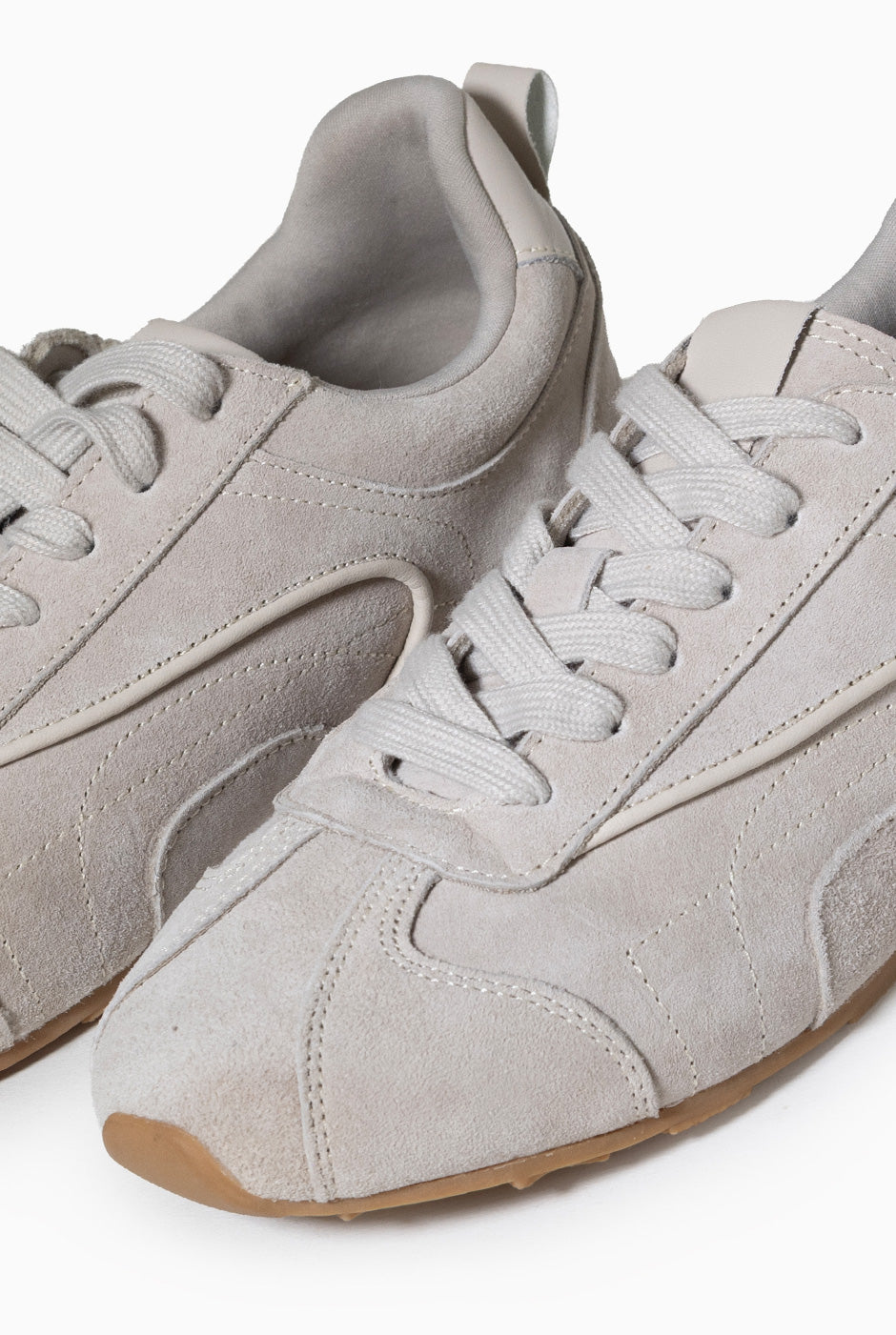 Tenis Pespuntes de gamuza hueso con cordones y costuras decorativas