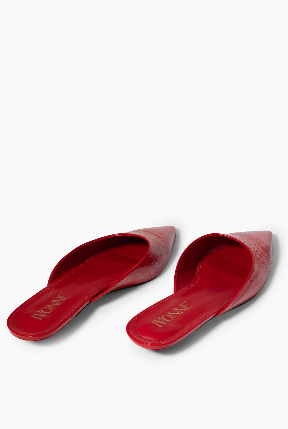 Zapatilla destalonada roja de charol con tacón bajo