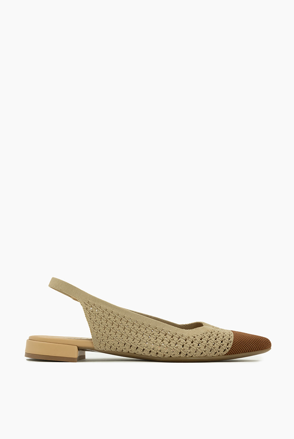 Zapato Knitted beige tejido con punta en contraste y silueta slingback