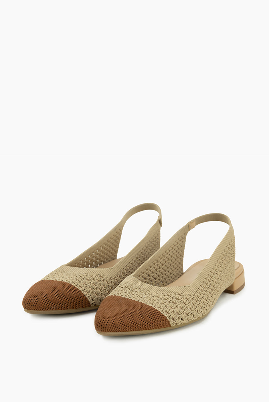 Zapato Knitted beige tejido con punta en contraste y silueta slingback