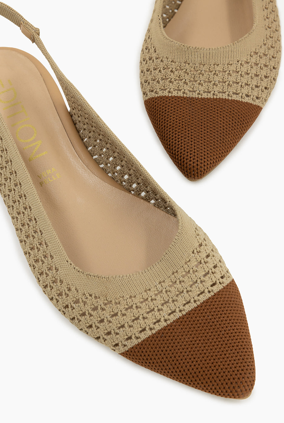 Zapato Knitted beige tejido con punta en contraste y silueta slingback