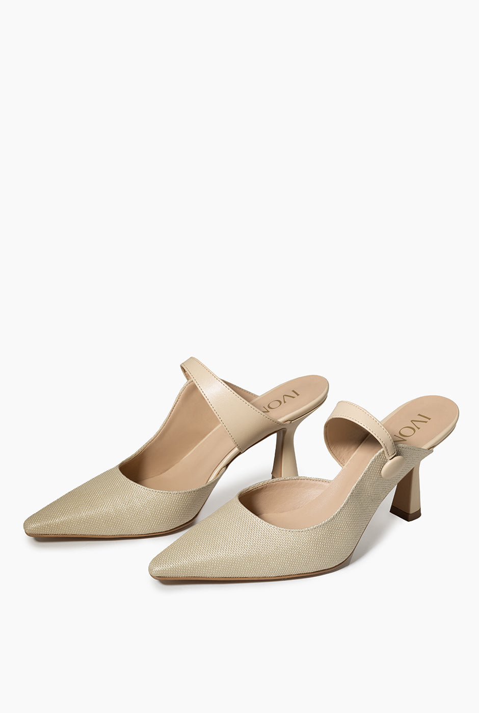 Zapatilla D'Orsay beige con escote asimétrico y botón decorativo.