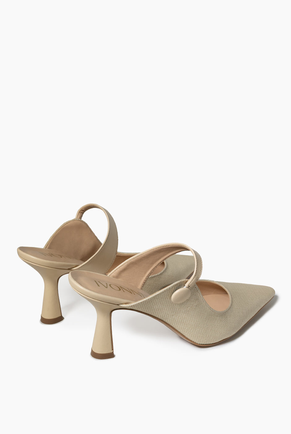 Zapatilla D'Orsay beige con escote asimétrico y botón decorativo.