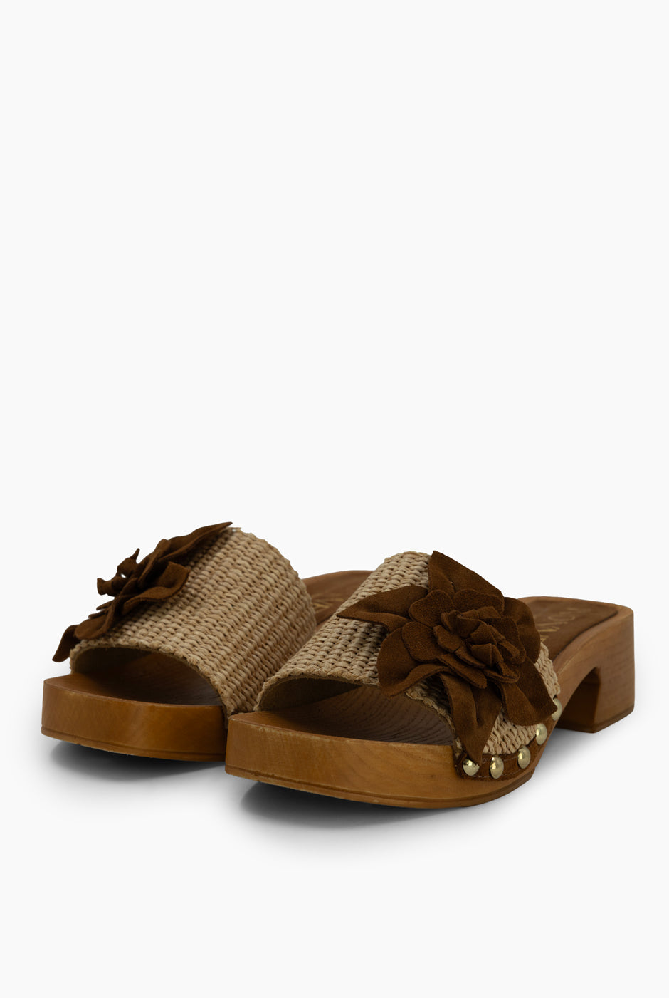 Sandalia con flor en suede y tacón de madera natural