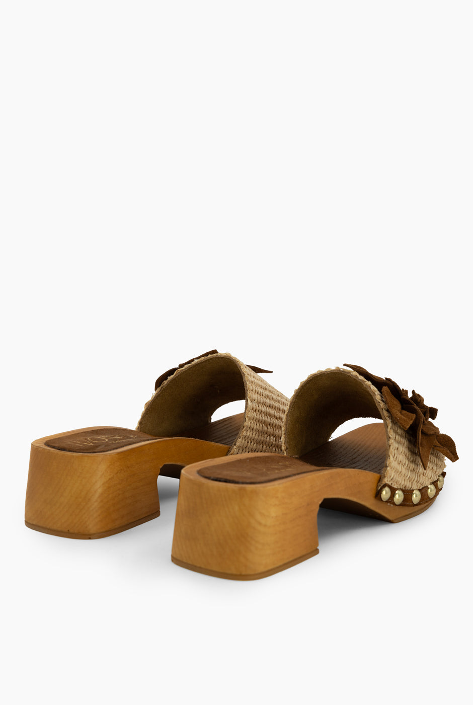 Sandalia con flor en suede y tacón de madera natural