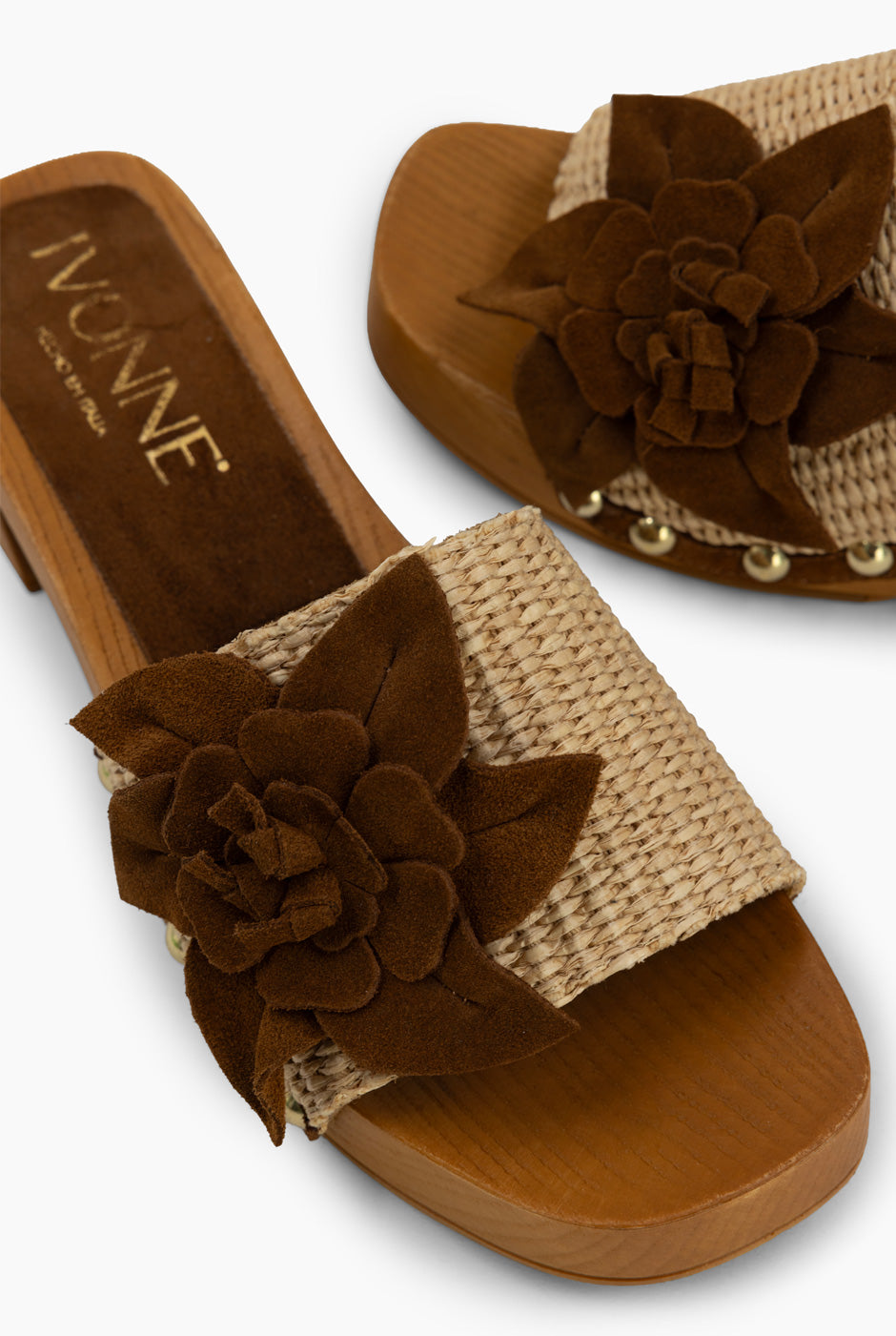 Sandalia con flor en suede y tacón de madera natural