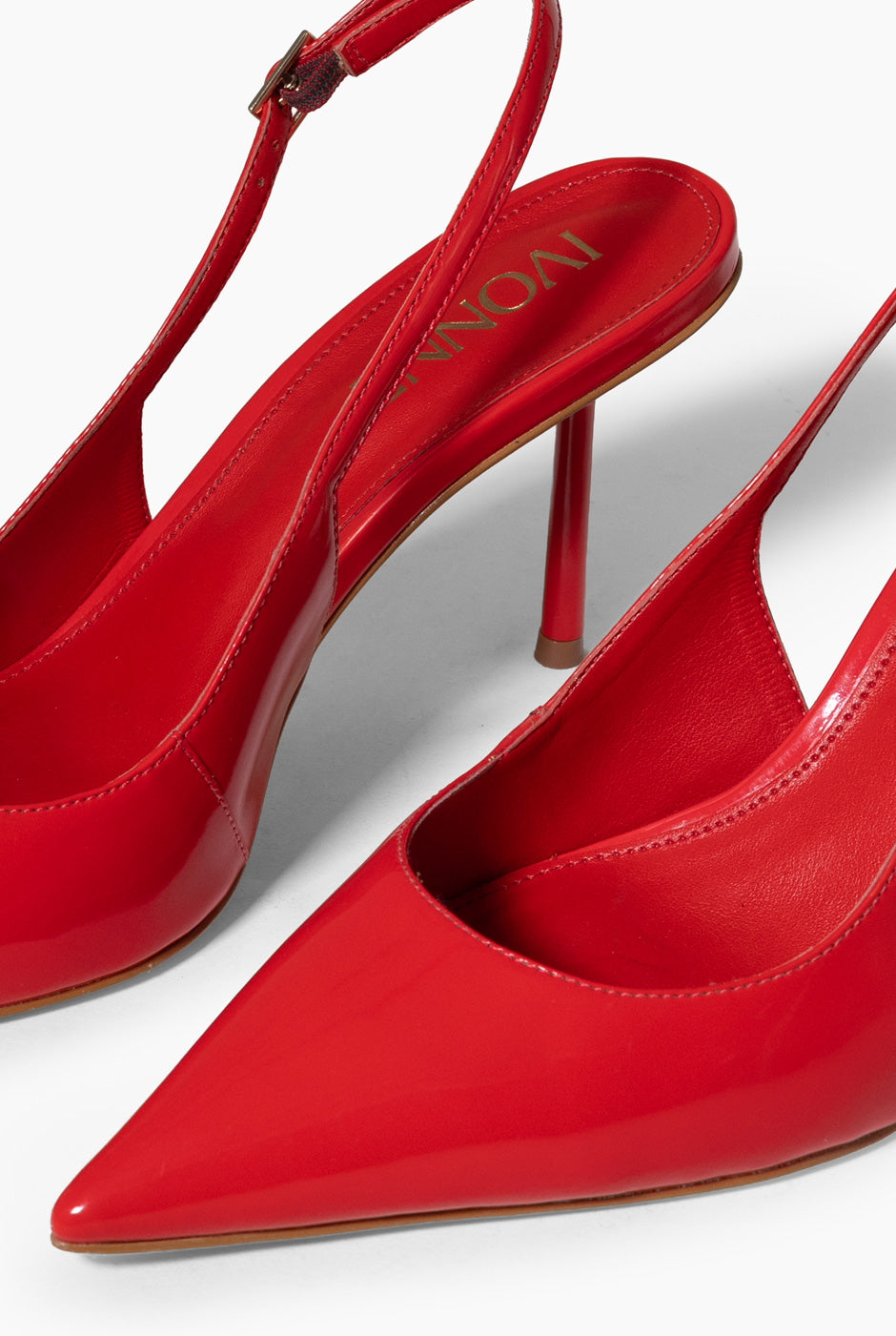 Zapatilla Cherry Glossy roja con efecto charol y tacón de 7 cm