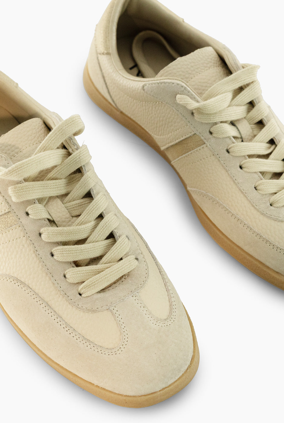 Tenis Flat beige con cordones y paneles de gamuza y cuero