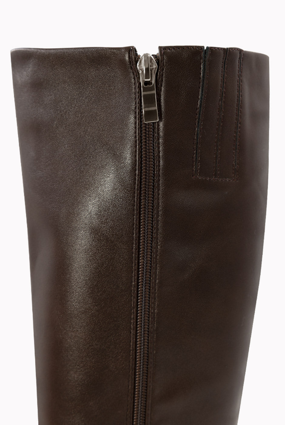 Bota alta de ecopiel chocolate con tacón y cierre lateral